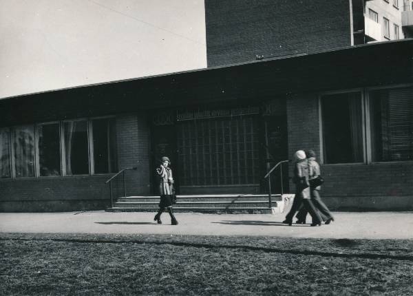 Tartu linnavaade. Annelinna teenindusblokk. 1970ndatel.