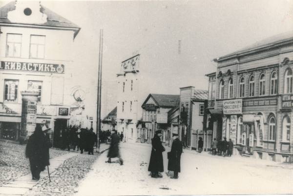 Uueturu t ja Promenaadi t ristmik, vaade Promenaadi tänavale, vasakul Kivastiku kellaäri. Tartu, enne 1918.