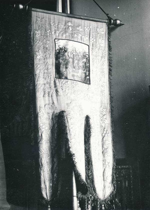 Tartu kirikutes leiduvad kultusesemed. Lipp Maarja apostlitega.