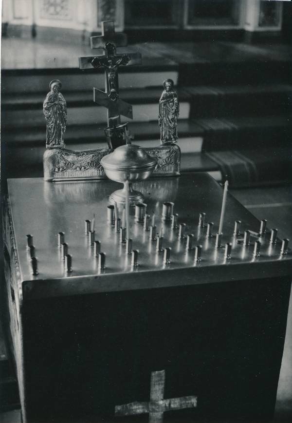 Tartu kirikutes leiduvad kultusesemed. Küünlalaud krutsifiksiga.