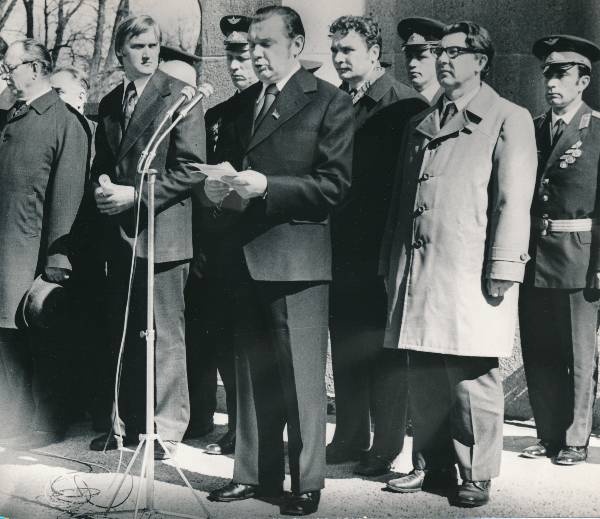 Grupifoto. Raadi memoriaalkompleksi avamine. Tartu, 1976.a.