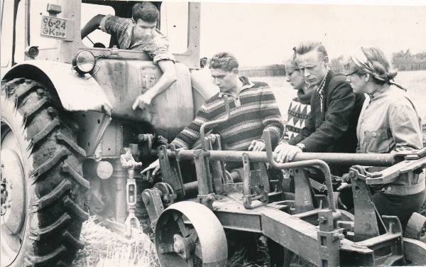EPA. Üliõpilased autode-traktorite praktikal. 1970ndatel.