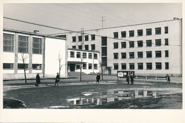 Tartu VI keskkool. Uus tn 54. 1976.a.