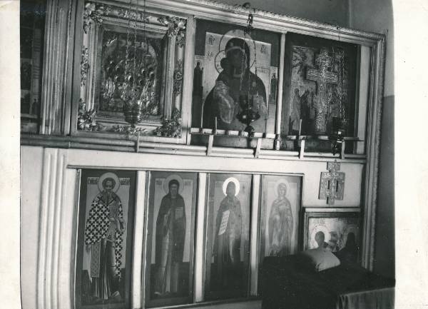 Tartu kirikutes leiduvad kultusesemed. Ikonostaas vanausuliste palvemajas, Põik tn 10. 1976.a.