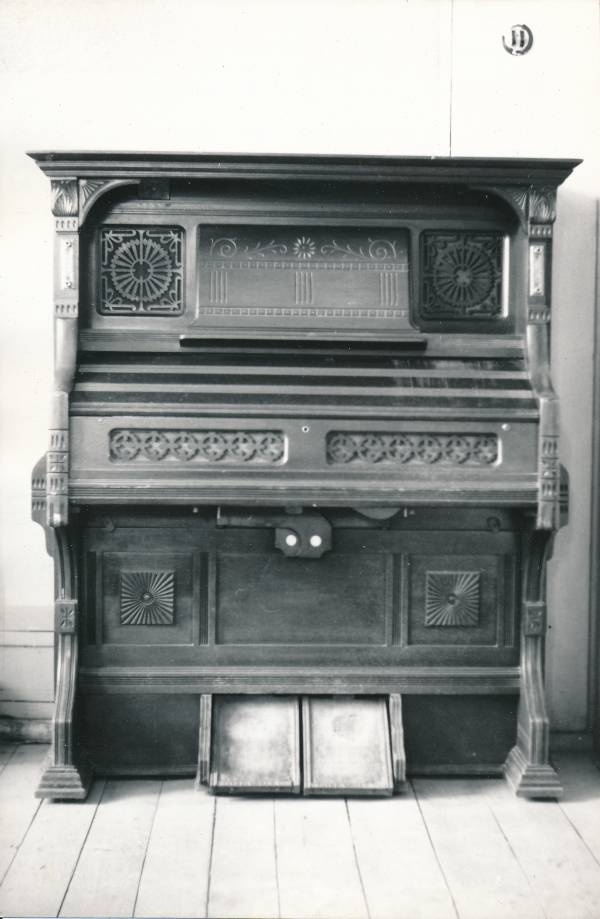 Tartu kirikutes leiduvad kultusesemed. Harmoonium Püha Aleksandri kirikus, Sõbra tn 19a. 1976.a.