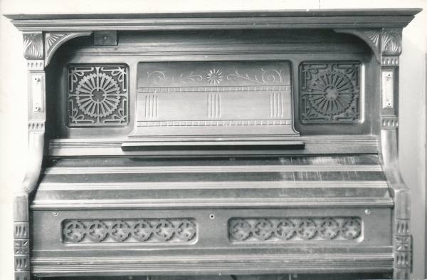 Tartu kirikutes leiduvad kultusesemed. Harmoonium Püha Aleksandri kirikus, Sõbra tn 19a. 1976.a.