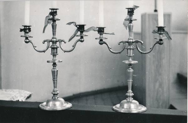 Tartu kirikutes leiduvad kultusesemed. Küünlajalad Pauluse kirikus, Riia tn 27. 1976.a.