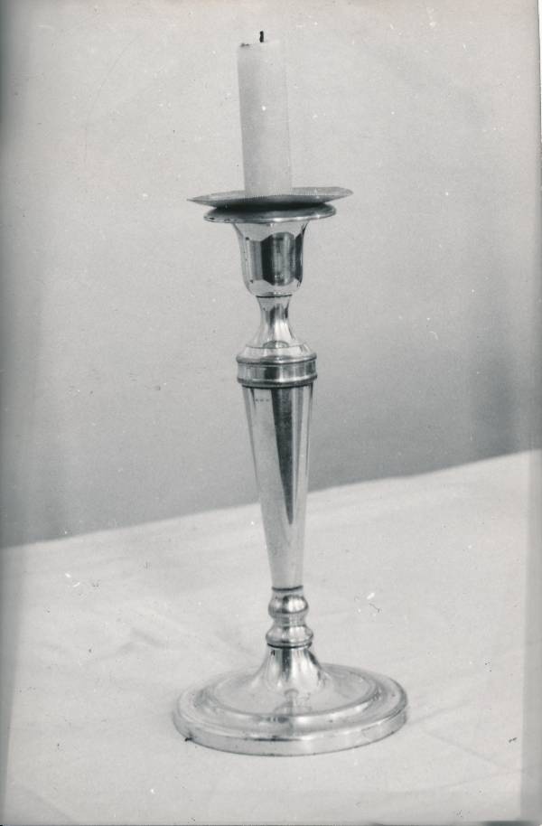 Tartu kirikutes leiduvad kultusesemed. Küünlajalg Katoliku kirikus, Veski (Burdenko) tn 1. 1976.a.