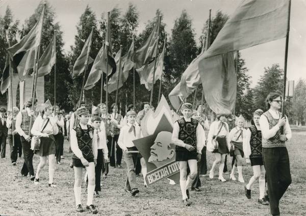 Poistekooride laulupidu. Tartu, 1976.a.