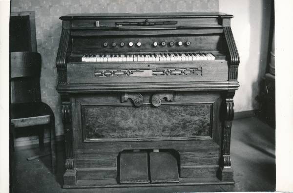 Tartu kirikutes leiduvad kultusesemed. Harmoonium Pauluse kirikus, Riia tn 27. 1976.a.
