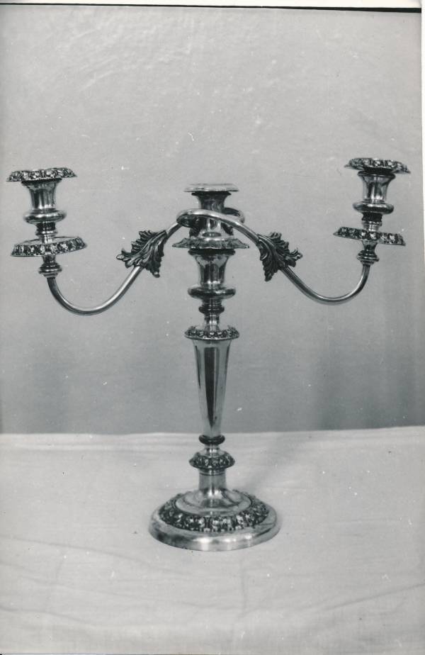 Tartu kirikutes leiduvad kultusesemed. Küünlajalg Katoliku kirikus, Veski (Burdenko) tn 1. 1976.a.