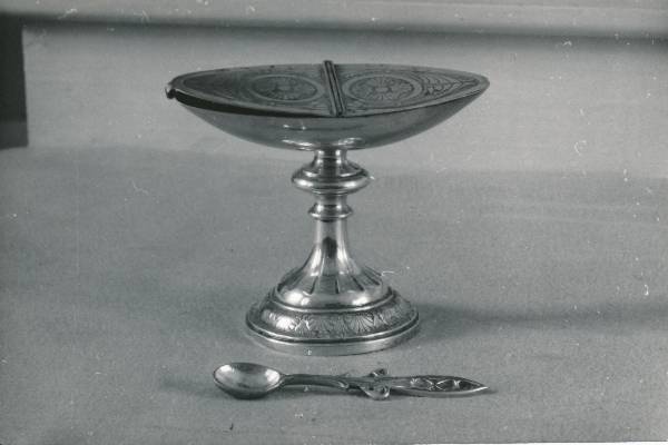 Tartu kirikutes leiduvad kultusesemed. Viirukikarikas ja lusikas Katoliku kirikus, Veski (Burdenko) tn 1. 1976.a.