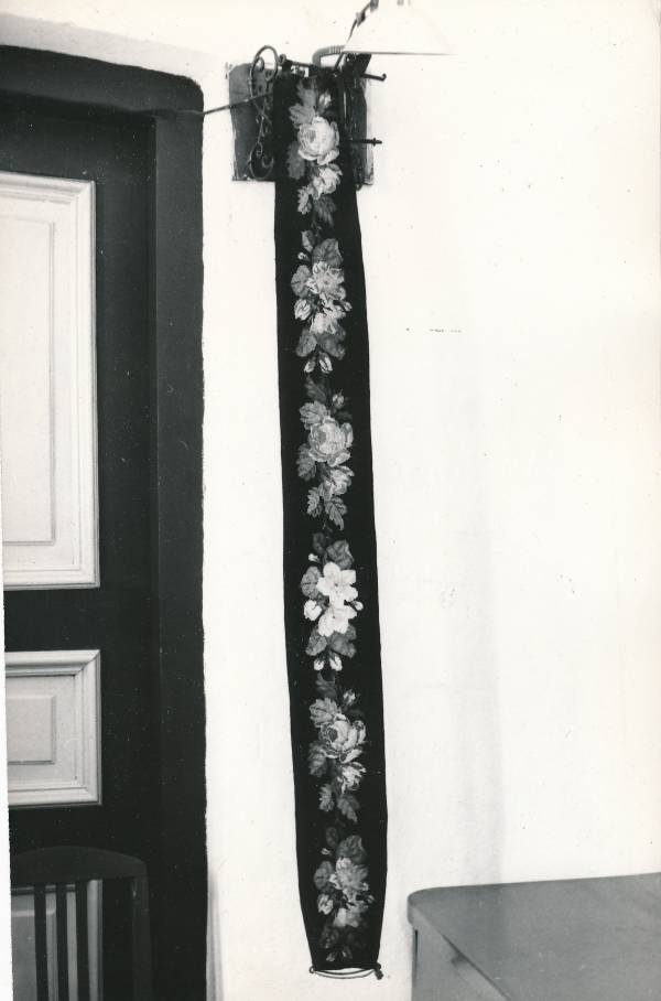 Tartu kirikutes leiduvad kultusesemed. Märguandekellukese kate Katoliku kirikus, Veski (Burdenko) tn 1. 1976.a.