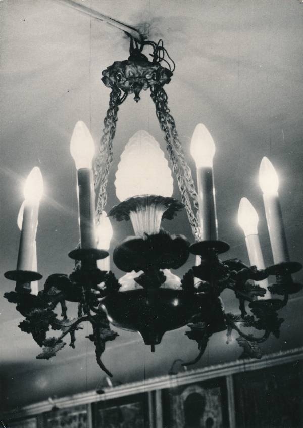 Tartu kirikutes leiduvad kultusesemed. Lühter vanausuliste palvemajas, Põik tn 10. 1976.a.