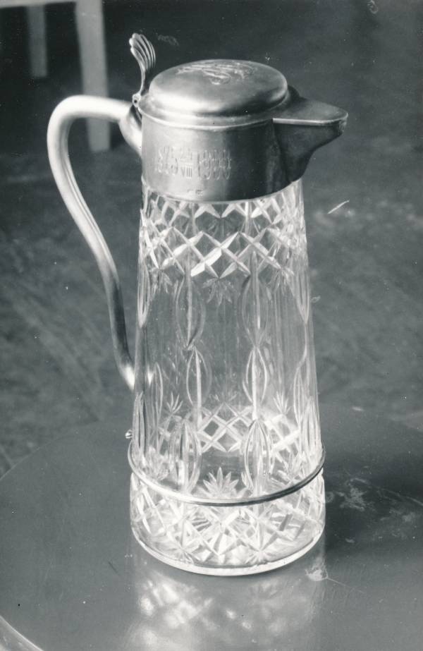 Tartu kirikutes leiduvad kultusesemed. Veinikann Tartu adventkoguduse palvelas, Sõbra tn 19a. 1976.a.