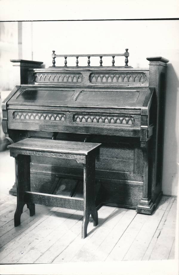 Tartu kirikutes leiduvad kultusesemed. Harmoonium Tartu adventkoguduse palvelas, Sõbra tn 19a. 1976.a.