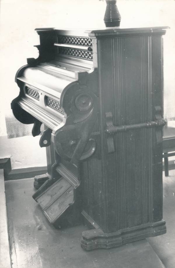 Tartu kirikutes leiduvad kultusesemed. Harmoonium Salingeri koguduse palvelas, Võru tn 18. 1976.a.