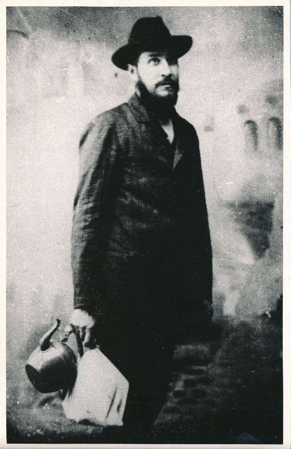 Portreefoto. Revolutsioonilise liikumise tegelane M.Aitsam vanglast vabanemisel. 1913.a.