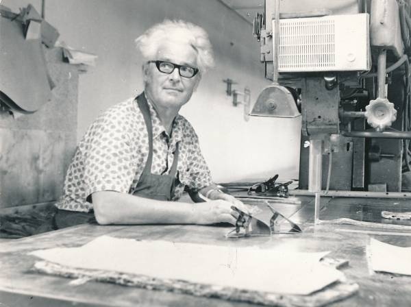 Portreefoto. Tartu Õmblusvabriku Sangar juurdelõikaja Nikolai Piirimägi. 1970ndatel.