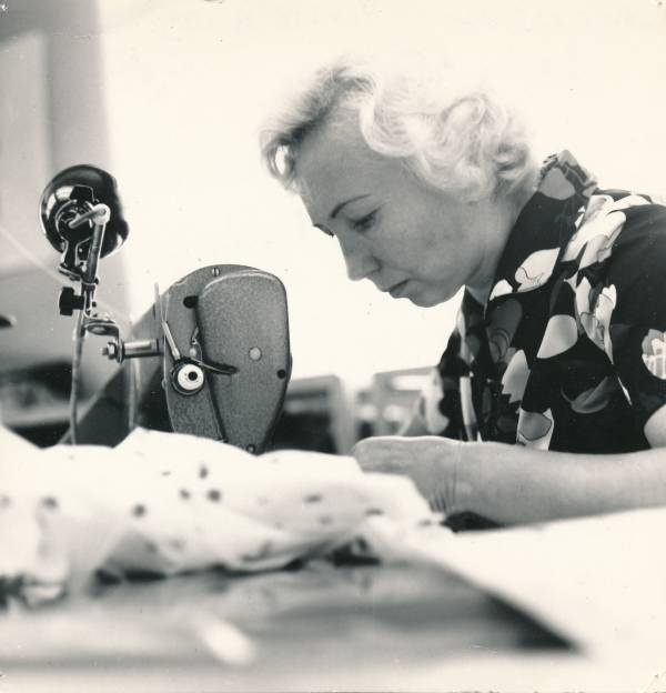Portreefoto. Tartu Õmblusvabriku Sangar parim õmbleja-motorist Õie Vaher. 1970ndatel.