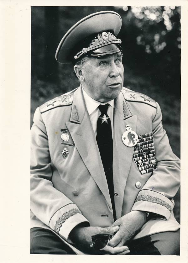 Portreefoto. Suurtükiväe marssal Konstantin Kazakov. 1977.a.