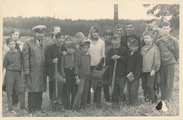 Grupifoto. Tartu Pioneeride Maja noored Peipsi ääres Kauksi oja kaldal Aurora kahurite aukude kaevamistel. 1966
