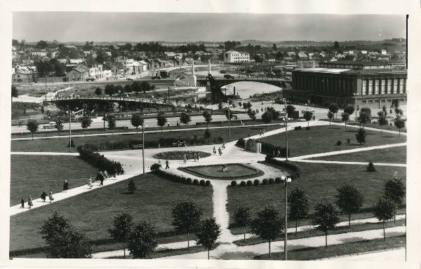 Tartu linnavaade. Park Vabaduse puiestee ääres. 1970ndatel.