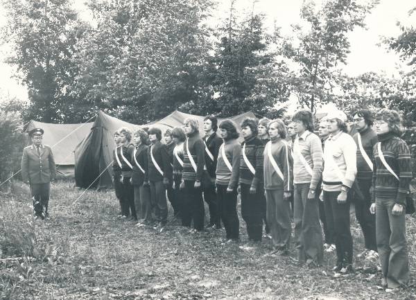 Tartu Leen Kullmani nim kutsekooli õpilased sõjalisel väljaõppel. Tartumaa, Lähte, 1977.