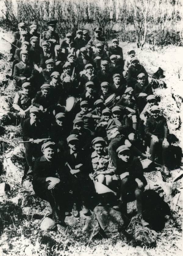 Grupifoto. Haridusminister J.Nuut kooliõpilastega. Tartu, 1935.a.