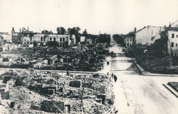 Tartu linnavaade. Varemetes kesklinn, Bürgermusse maja Uue-Turu tn. 1944.a.