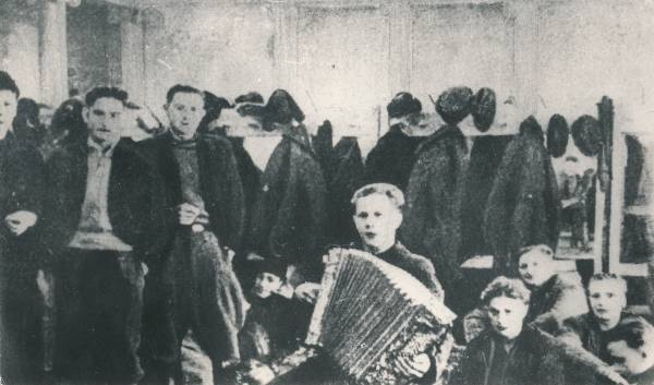 Tartu Ülikool. Mobiliseeritud eesti noored ülikooli aulas. 03.1944.a.