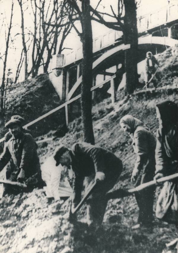 Tartu linnavaade. Varemetes kesklinn, taastamistööd Kuradisilla all. 1947.a.