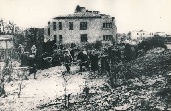 Tartu linnavaade. Varemetes kesklinn, taastamistööd Tiigi tn. 1947.a.