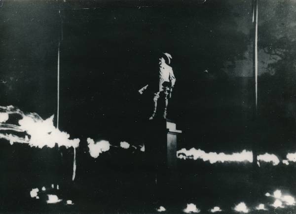 Tartu Ülikool. Tõrvikutega rongkäik Gustav II Adolfi monumendi juures peahoone taga Kuningaplatsil, ülikooli 300. aasta juubelipidustuste ajal. 30.06.1932.a.