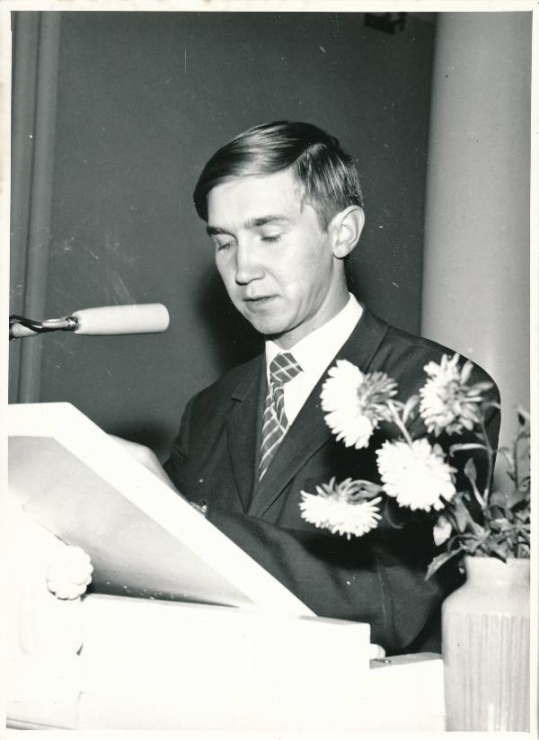 Komsomolikonverents 1971a TÜ aulas. Kõnet peab ülikonnas meesterahvas.