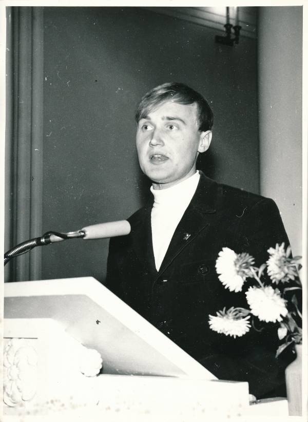 Komsomolikonverents 1971a TÜ aulas. Kõnet peab ülikonnas meesterahvas.