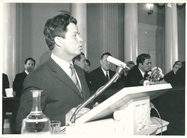 ÜLKNÜ KK I sekretär esineb instungil TÜ aulas 1971a.