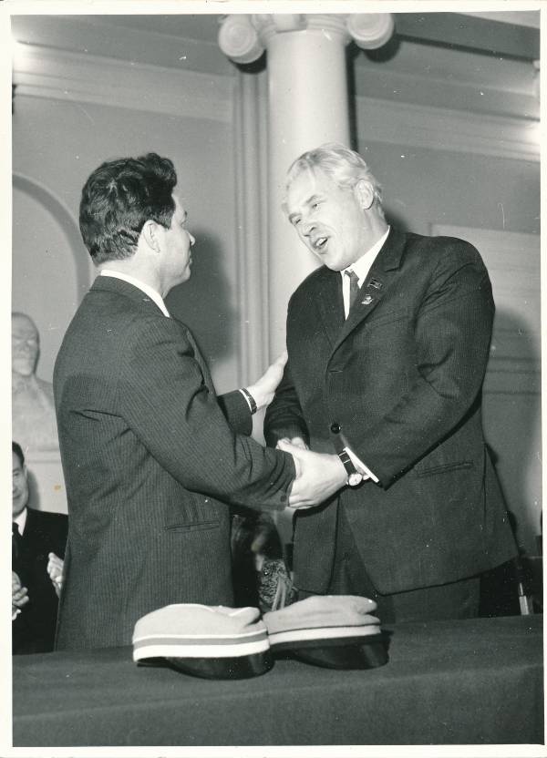 ÜLKNÜ KK I sekretär kätleb A. Koopiga TÜ aulas 1971a.
