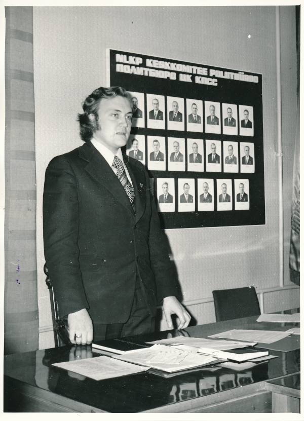 Komsomoliraporti allkirjastamine TÜ komsomolikomitees 1977a.