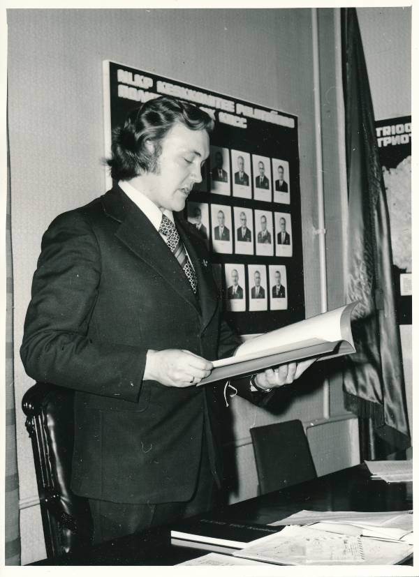 Komsomoliraporti allkirjastamine TÜ komsomolikomitees 1977a. Komitee sekretär loeb ette raporti.