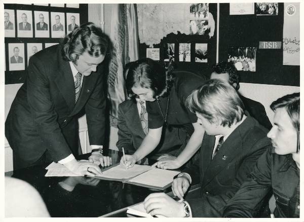 Komsomoliraporti allkirjastamine TÜ komsomolikomitees 1977a.