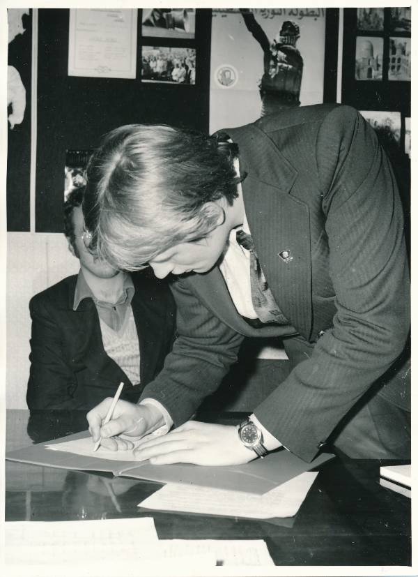 Komsomoliraporti allkirjastamine TÜ komsomolikomitees 1977a.