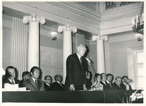 Pressikonverentsi avab A. Koop TÜ aulas 1977a.