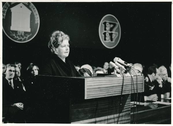 Pidulik aktus Vanemuises TÜ 175. aastapäeva pidustuste raames 1977a. Kõnepuldis NSV Liidu kõrghariduse ministri asetäitja.