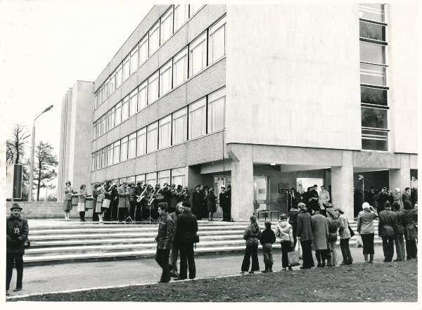TÜ 175. aastapäeva pidustused 1977a. Füüsikahoone avamine Tartus Tähe tn alguses.