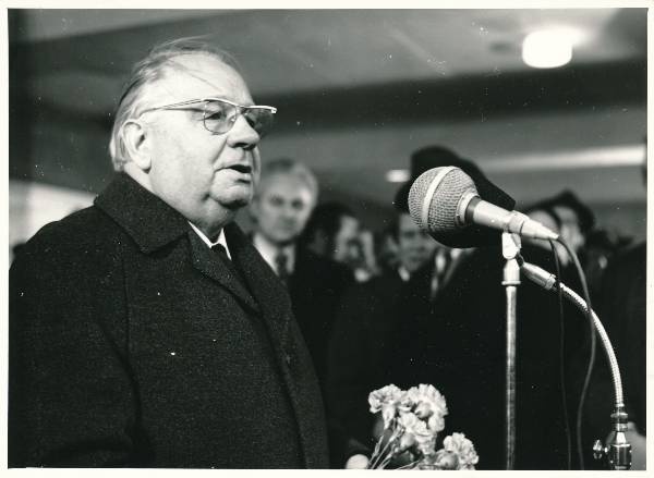 TÜ 175. aastapäeva pidustused 1977a. Füüsikahoone avamine, kõnet peab EKP KK sekretär J. Kabin.