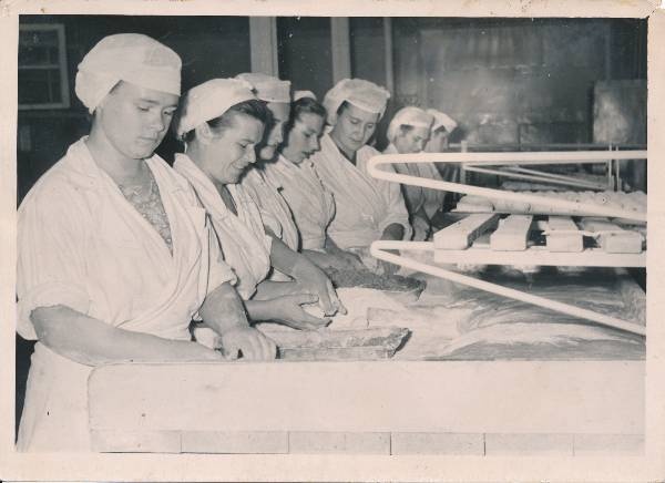 Tartu Lihakombinaadis pirukate käsitsi valmistamine.