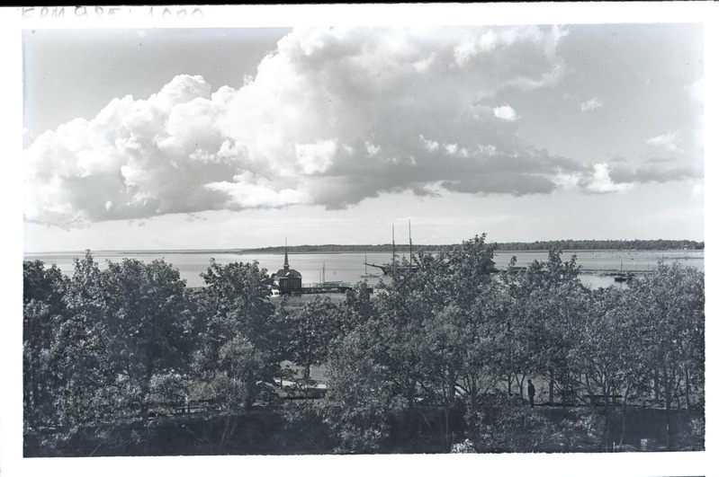 Vaade lossimäelt Kuressaare sadamale