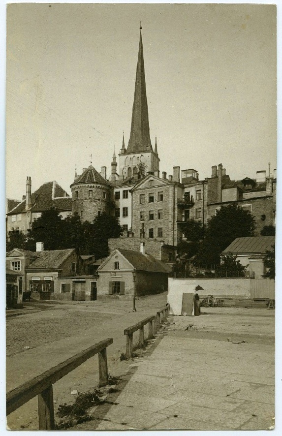 Tallinn, vaade Merepuiesteelt Oleviste kiriku suunas.
