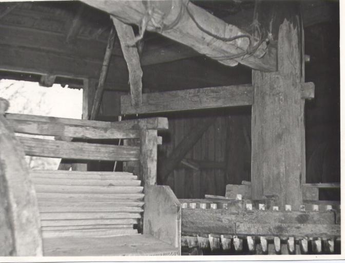 Linamurdmismasina  ja peavõlli ülaosa, ajamipuu kinnituskonstruktsioon